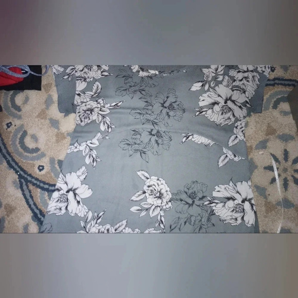 Maurices Size L Woman's T shirt Blouse - Picture 1 of 5